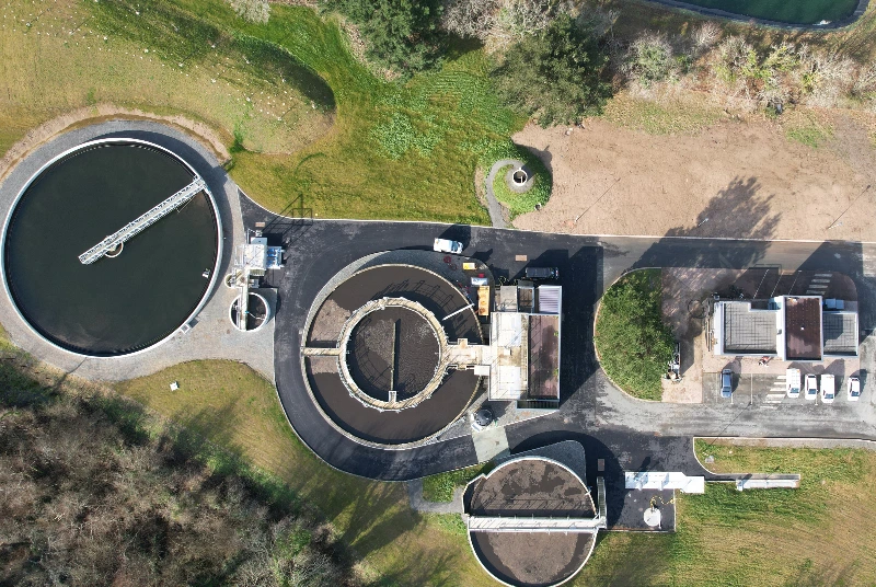 Photographie aérienne d'une station d'épuration de type boues activées en Bretagne