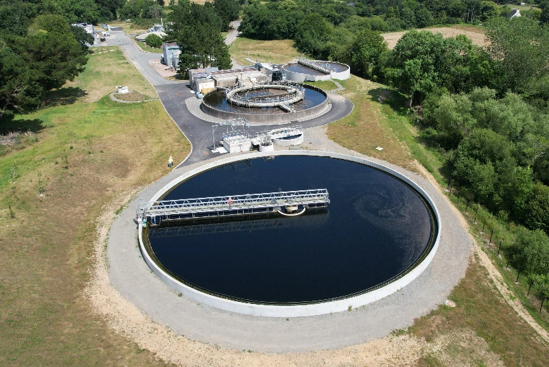 Photographie d'une station d'épuration de type boues activées avec un clarificateur sucé