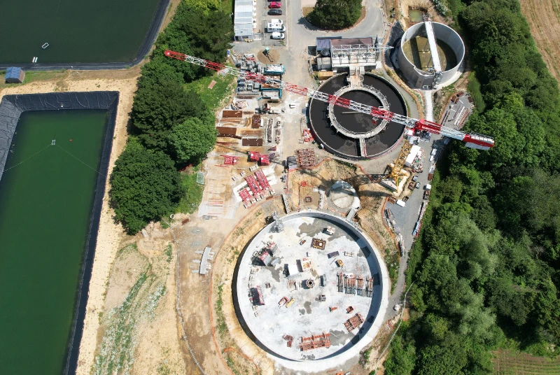 Photographie aérienne d'une station d'épuration des eaux usées en cours de construction