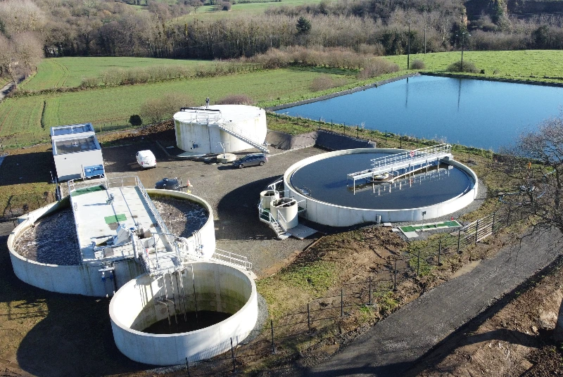 Photographie d'une station d'épuration des eaux usées en Bretagne
